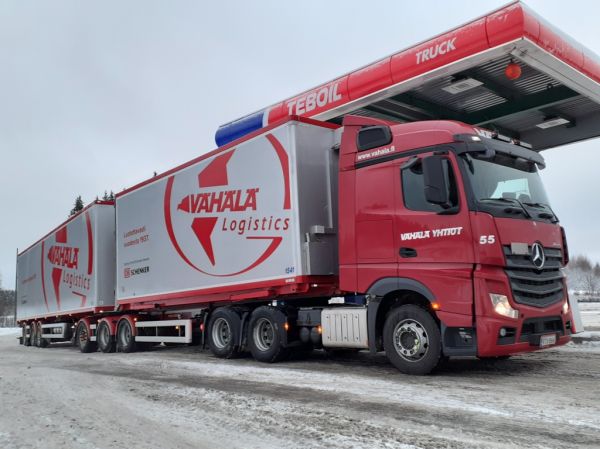 Vähälä-Yhtiöiden MB Actros
Vähälä-Yhtiöiden MB Actros b-juna.
Avainsanat: Vähälä MB Actros ABC Hirvaskangas B-juna 55