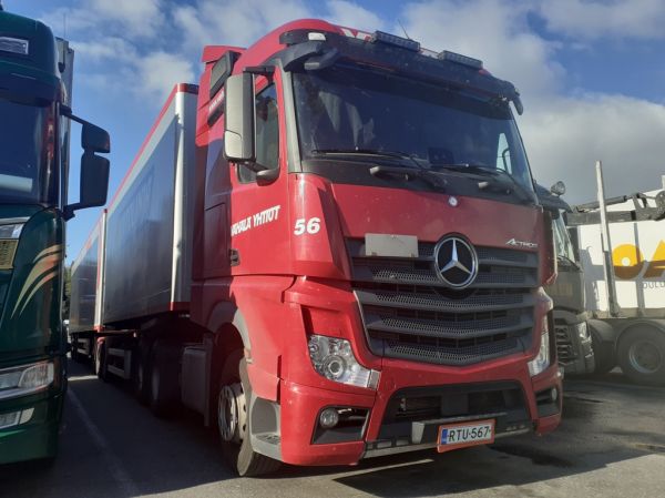 Vähälä-Yhtiöiden MB Actros 
Vähälä-Yhtiöiden MB Actros b-juna.
Avainsanat: Vähälä MB Actros ABC Hirvaskangas B-juna 56