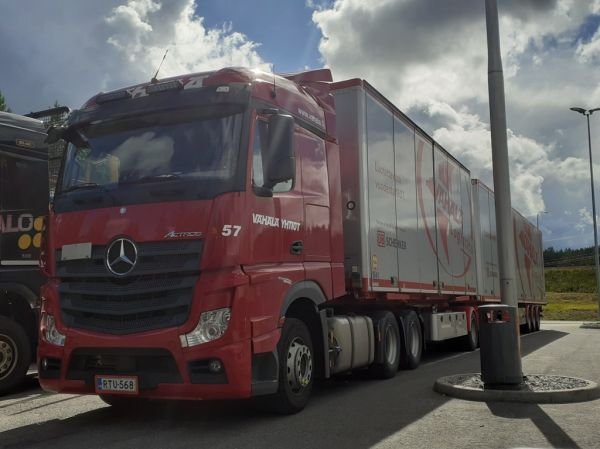 Vähälä-Yhtiöiden MB Actros 
Vähälä-Yhtiöiden MB Actros b-juna. 
Avainsanat: Vähälä MB Actros Shell Hirvaskangas B-juna 57 Schenker