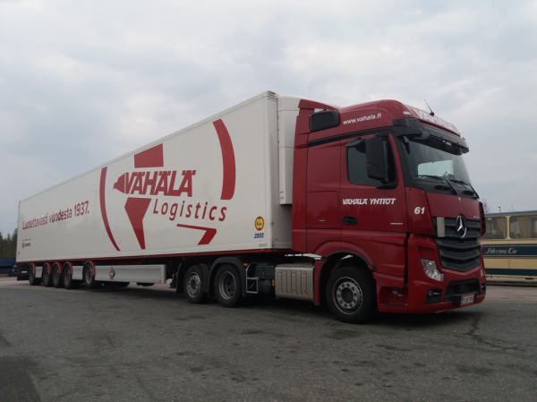 Vähälä-Yhtiöiden MB 2551 Actros
Vähälä-Yhtiöiden MB 2551 Actros puoliperävaunuyhdistelmä.
Avainsanat: Vähälä MB 2551 Actros ABC Oritupa 61 Schenker