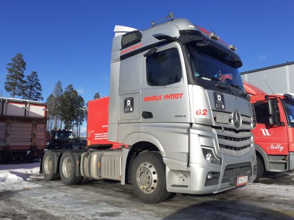 Vähälä-Yhtiöiden MB 2663 Actros 
Vähälä-Yhtiöiden MB 2663 Actros rekkaveturi.
Avainsanat: Vähälä MB 2663 Actros 62