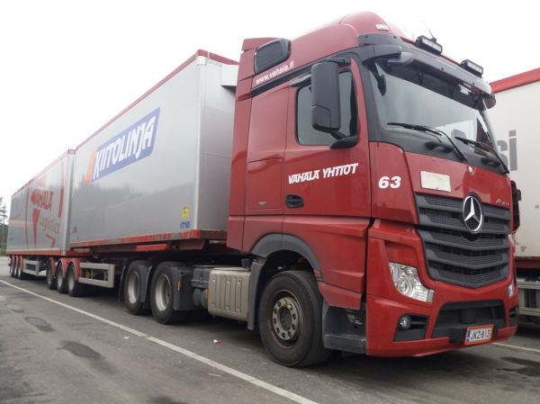 Vähälä-Yhtiöiden MB Actros
Vähälä-Yhtiöiden MB Actros b-juna.
Avainsanat: Vähälä MB Actros ABC Hirvaskangas B-juna 63 Kiitolinja