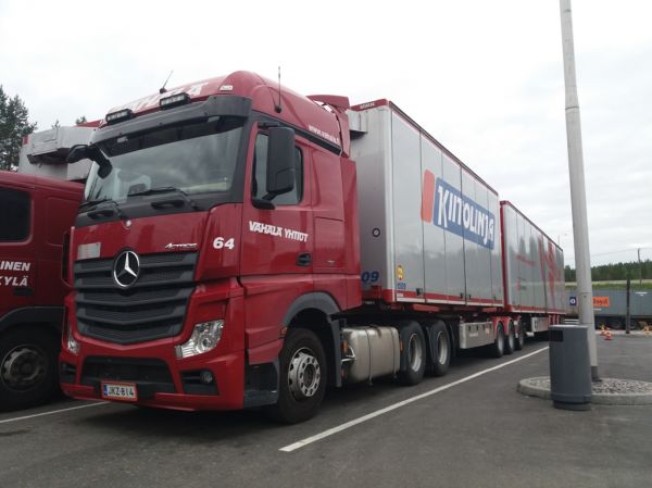 Vähälä-Yhtiöiden MB Actros
Vähälä-Yhtiöiden MB Actros  b-juna.
Avainsanat: Vähälä MB Actros Shell Hirvaskangas B-juna 64 Kiitolinja Schenker