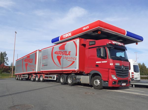 Vähälä-Yhtiöiden MB Actros 
Vähälä-Yhtiöiden MB Actros b-juna.
Avainsanat: Vähälä MB Actros ABC Hirvaskangas B-juna 65 Schenker