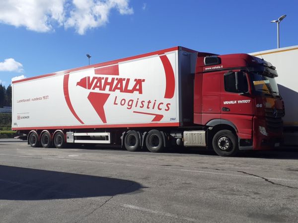 Vähälä-Yhtiöiden MB Actros 
Vähälä-Yhtiöiden MB Actros  puoliperävaunuyhdistelmä.
Avainsanat: Vähälä MB Actros Shell Hirvaskangas 66 Schenker