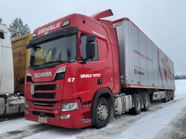 Vähälä-Yhtiöiden Scania R520
Vähälä-Yhtiöiden Scania R520 puoliperävaunuyhdistelmä.
Avainsanat: Vähälä Scania R520 Shell Hirvaskangas 67 Schenker