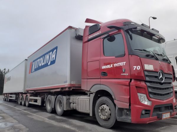 Vähälä-Yhtiöiden MB 2653 Actros
Vähälä-Yhtiöiden MB 2653 Actros b-juna.
Avainsanat: Vähälä MB 2653 Actros ABC Hirvaskangas B-juna 70 Kiitolinja Schenker