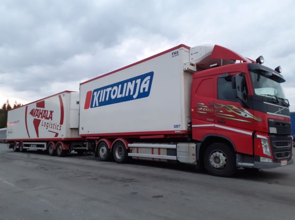 AJP-Cargon Volvo FH500
Vähälän ajossa oleva AJP-Cargo Oy:n Volvo FH500 täysperävaunuyhdistelmä.
Avainsanat: AJP-Cargo Volvo FH500 ABC Hirvaskangas 7039 Kiitolinja