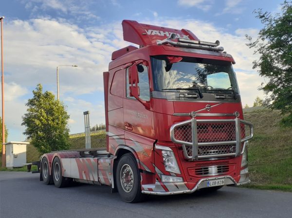 T Björnin Volvo FH
Vähälän ajossa oleva T Björnin Volvo FH.
Avainsanat: Vähälä Björn Volvo FH 7060 ABC Hirvaskangas