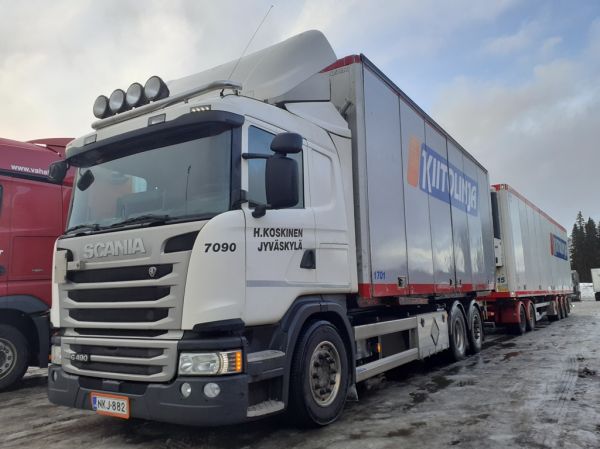 Kuljetusliike H Koskisen Scania G490
Vähälä-Yhtiöiden ajossa oleva kuljetusliike H Koskisen Scania G490 täysperävaunuyhdistelmä.

Avainsanat: Vähälä H-Koskinen Scania G490 ABC Hirvaskangas 7090