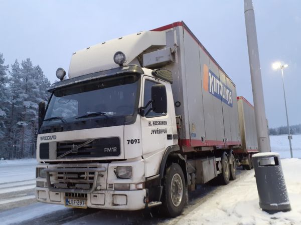 Kuljetusliike H Koskisen Volvo FM12
Vähälä-Yhtiöiden ajossa oleva kuljetusliike H Koskisen Volvo FM12 täysperävaunuyhdistelmä.
Avainsanat: Vähälä H-Koskinen Volvo FM12 Shell Hirvaskangas 7093 Kiitolinja