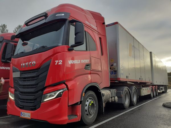 Vähälä-Yhtiöiden Iveco 
Vähälä-Yhtiöiden Iveco B-juna.
Avainsanat: Vähälä Iveco Shell Hirvaskangas B-juna 72 Kiitolinja