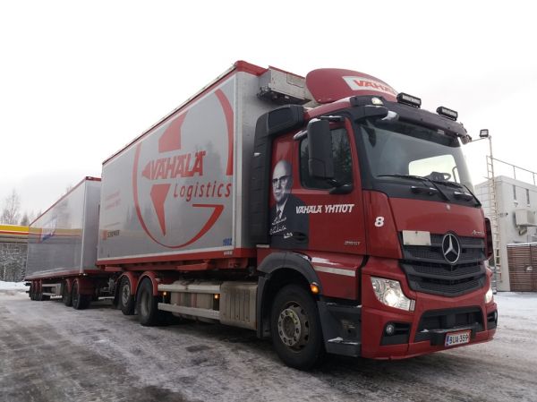 Vähälä-Yhtiöiden MB 2551 Actros
Vähälä-Yhtiöiden MB 2551 Actros täysperävaunuyhdistelmä.
Avainsanat: Vähälä MB 2551 Actros Shell Hirvaskangas 8 Kiitolinja Schenker