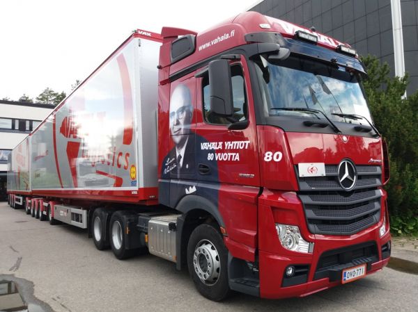 Vähälä-Yhtiöiden MB 3363 Actros
Vähälä-Yhtiöiden MB 3363 Actros HCT-yhdistelmä.
Avainsanat: Vähälä MB 3363 Actros HCT 80-vuotta 80 Viitasaari17 Schenker