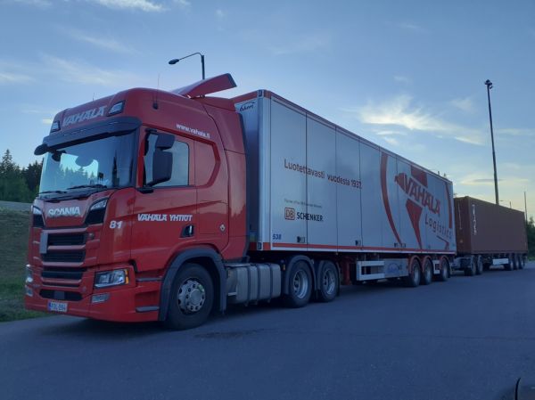 Vähälä-Yhtiöiden Scania R650
Vähälä-Yhtiöiden Scania R650 hct-yhdistelmä.
Avainsanat: Vähälä Scania R650 ABC Hirvaskangas HCT 81