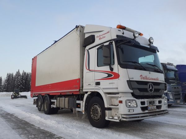 Valkeisenmäen MB 2551 Actros
Valkeisenmäen MB 2551 Actros hakeauto.
Avainsanat: Valkeisenmäki MB 2551 Actros ABC Hirvaskangas