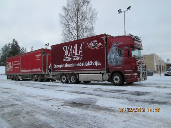 V Valkosen Scania R560
V Valkosen nosturilla varustettu Scania R560 "Häjyt" täysperävaunuyhdistelmä.
Avainsanat: Valkonen Trans-Härmä Scania R560 Häjyt Shell Hirvaskangas Skaala
