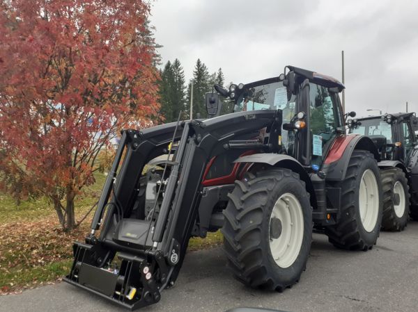 Valtra traktori
Norjaan matkalla oleva etukuormaajalla varustettu Valtra traktori.
Avainsanat: Valtra Traktori ABC Hirvaskangas