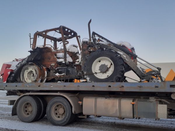 Valtra traktori 
Lumilingolla ja etukuormaajalla varustettu Valtra traktori tulipalon jäljiltä kuorma-auton kyydissä.
Avainsanat: Valtra Tulipalo ABC Hirvaskangas
