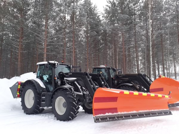 Valtra traktori
Lumiauralla ja hiekoituslaitteella varustettu Valtra traktori.
Avainsanat: Valtra Traktori Shell Hirvaskangas
