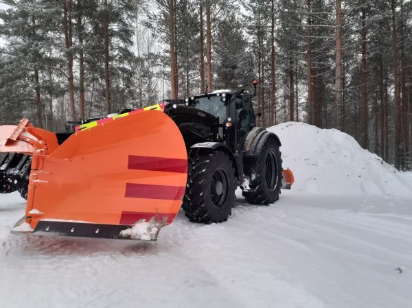 Valtra traktori
Lumiauralla ja takalanalla varustettu Valtra traktori.
Avainsanat: Valtra Traktori Shell Hirvaskangas