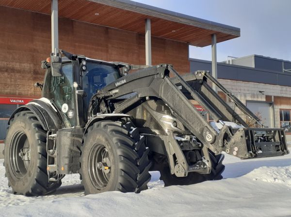 Valtra traktori
Etukuormaajalla varustettu Valtra traktori.
Avainsanat: Valtra Traktori Hirvaskangas