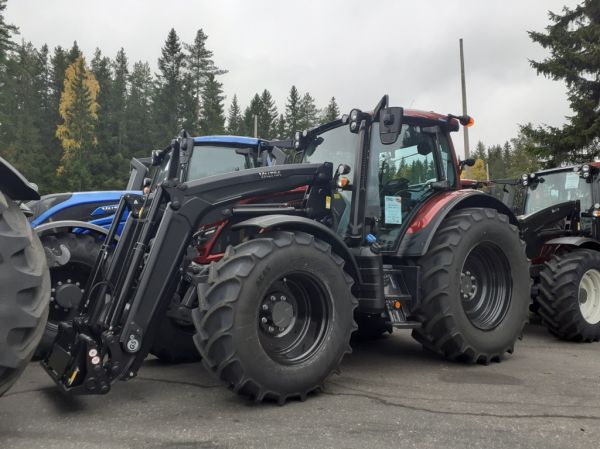 Valtra traktori
Norjaan matkalla oleva etukuormaajalla varustettu Valtra traktori.
Avainsanat: Valtra Traktori ABC Hirvaskangas