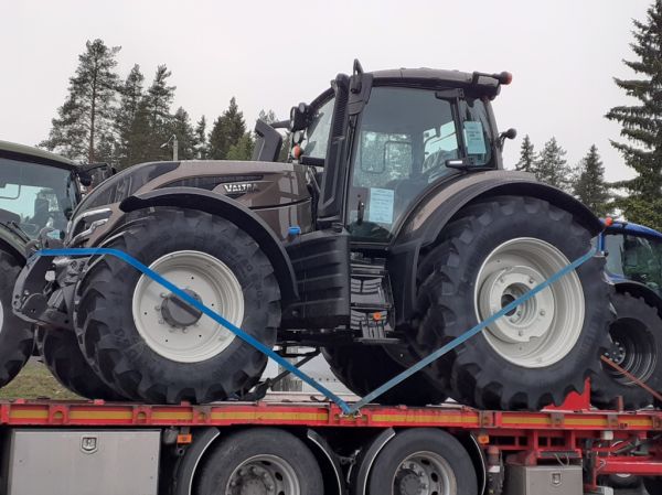 Valtra traktori
Ensimmäinen Puolaan matkalla oleva Valtra traktori.
Avainsanat: Valtra Traktori ABC Hirvaskangas