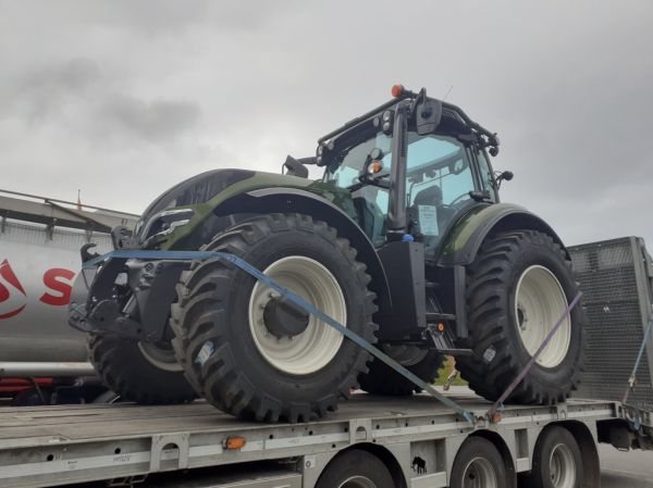 Valtra traktori
Tsekkiin matkalla oleva Valtra traktori.
Avainsanat: Valtra Traktori ABC Hirvaskangas