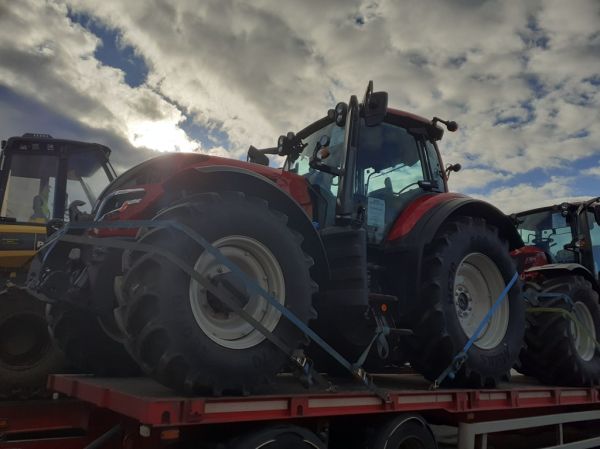 Valtra traktori
Ensimmäinen Ranskaan matkalla oleva Valtra traktori.
Avainsanat: Valtra Traktori ABC Hirvaskangas