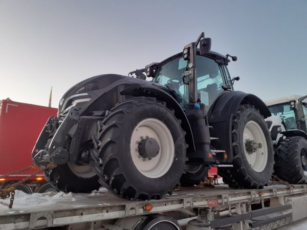 Valtra traktori
Italiaan matkalla oleva Valtra traktori.
Avainsanat: Valtra Traktori ABC Hirvaskangas