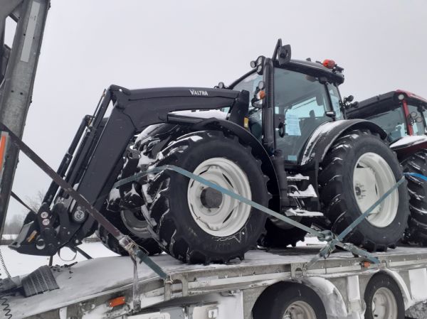Valtra traktori
Saksaan matkalla oleva etukuormaajalla varustettu Valtra traktori.
Avainsanat: Valtra Traktori ABC Hirvaskangas