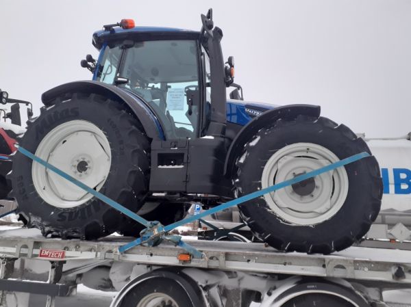 Valtra traktori
Toinen Ranskaan matkalla oleva Valtra traktori.
Avainsanat: Valtra Traktori ABC Hirvaskangas