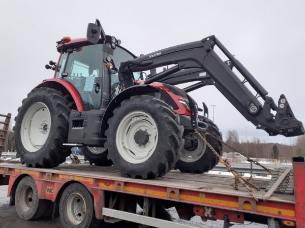 Klikkaa kuvaa nähdäksesi se täysikokoisena
==============
Valtra traktori
Tanskaan matkalla oleva etukuormaajalla varustettu Valtra traktori.
Avainsanat: Valtra Traktori ABC Hirvaskangas Valtra traktori
Tanskaan matkalla oleva etukuormaajalla varustettu Valtra traktori.
Avainsanat: Valtra Traktori ABC Hirvaskangas