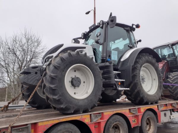 Klikkaa kuvaa nähdäksesi se täysikokoisena
==============
Valtra traktori
Ensimmäinen Israeliin matkalla oleva Valtra traktori.
Avainsanat: Valtra Traktori ABC Hirvaskangas Valtra traktori
Ensimmäinen Israeliin matkalla oleva Valtra traktori.
Avainsanat: Valtra Traktori ABC Hirvaskangas