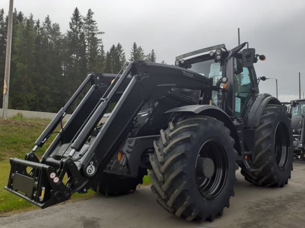 Valtra traktori
Norjaan matkalla oleva etukuormaajalla varustettu Valtra traktori.
Avainsanat: Valtra Traktori ABC Hirvaskangas