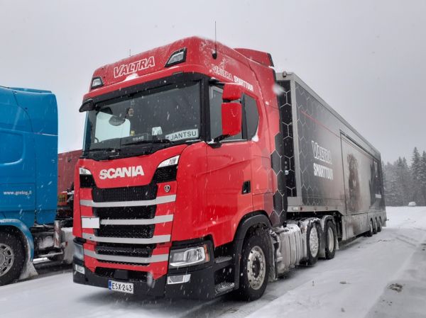 Valtran Scania S540
Valtran Scania S540 puoliperävaunuyhdistelmä.
Avainsanat: Valtra Scania S540 ABC Hirvaskangas Jantsu