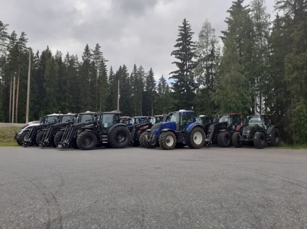 Valtroja
Norjaan matkalla olevia Valtroja Hirvaskankaan ABC:n rekkaparkin kulmauksessa.
Avainsanat: Valtra Traktoreita Traktori ABC Hirvaskangas