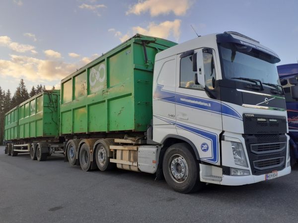 Vantaan Tuotekuljetuksen Volvo FH540
Vantaan Tuotekuljetus Oy:n Volvo FH540 täysperävaunuyhdistelmä.
Avainsanat: Vantaantuotekuljetus Volvo FH540 ABC Hirvaskangas