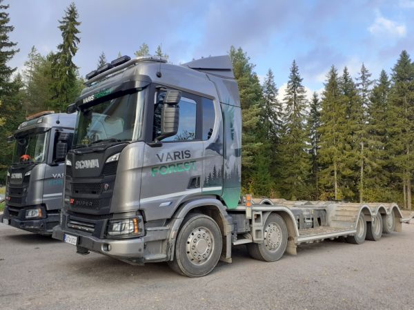 Klikkaa kuvaa nähdäksesi se täysikokoisena
==============
Varis Forestin Scania 560R XT
Varis Forest Oy:n Scania 560R XT koneenkuljetusauto.
Avainsanat: Varis-Forest Scania 560R XT Varis Forestin Scania 560R XT
Varis Forest Oy:n Scania 560R XT koneenkuljetusauto.
Avainsanat: Varis-Forest Scania 560R XT