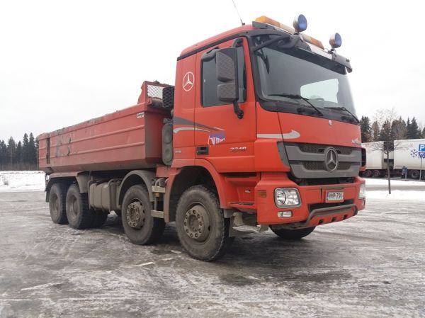 Varpaisjärven Maansiirto ja Vesitekniikan MB 3248 Actros
Varpaisjärven Maansiirto ja Vesitekniikka Oy:n MB 3248 Actros sora-auto.
Avainsanat: VMSV MB 3248 Actros