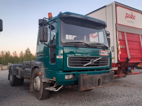 Veetin Puun Volvo FL220
Veetin Puun Volvo FL220 vaihtolava-auto.
Avainsanat: Veetin-Puu Volvo FL220 Hirvaskangas