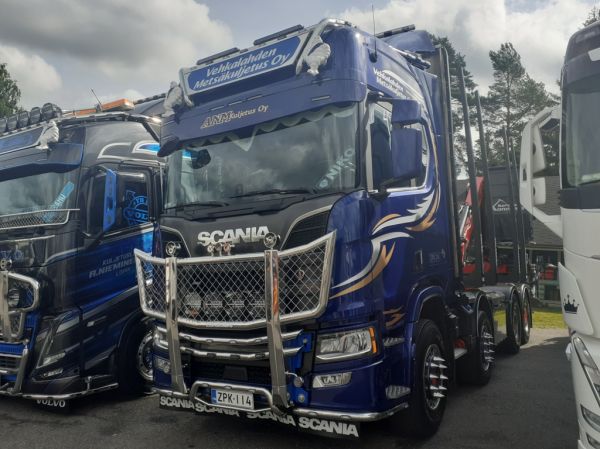 Klikkaa kuvaa nähdäksesi se täysikokoisena
==============
Vehkalahden Metsäkuljetuksen Scania
Vehkalahden Metsäkuljetus Oy:n Scania puutavara-auto.
Avainsanat: Vehkalahden-Metsäkuljetus Scania Himos26 Vehkalahden Metsäkuljetuksen Scania
Vehkalahden Metsäkuljetus Oy:n Scania puutavara-auto.
Avainsanat: Vehkalahden-Metsäkuljetus Scania Himos26