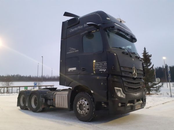 Vehon MB 2653 Actros
Veho Oy Ab:n MB 2653 Actros rekkaveturi.
Avainsanat: Veho MB 2653 Actros ABC Hirvaskangas