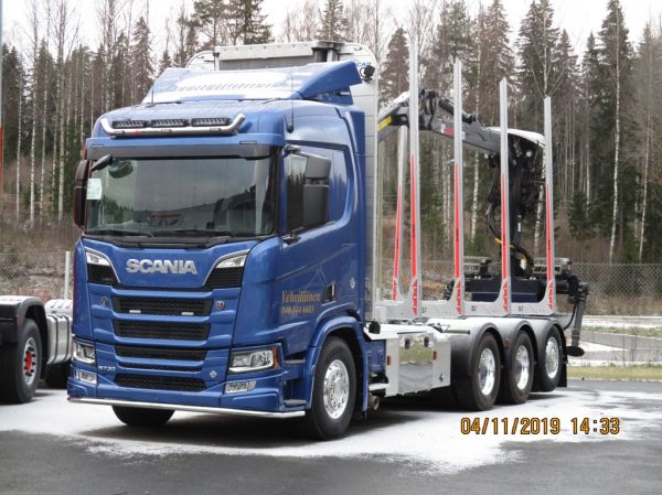 Vehviläisen Scania R730
Vehviläisen Scania R730 puutavara-auto odotteli rekisterikilpiä Jyväskylän Scanian aitauksessa.
Avainsanat: Vehviläinen Scania R730