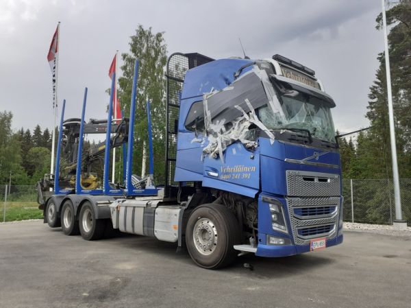 Vehviläisen Volvo FH16 
Vehviläisen Volvo FH16 puutavara-auto jonkinlaisen haaverin jäljiltä Jyväskylän Volvon pihassa.
Avainsanat: Vehviläinen Volvo FH16