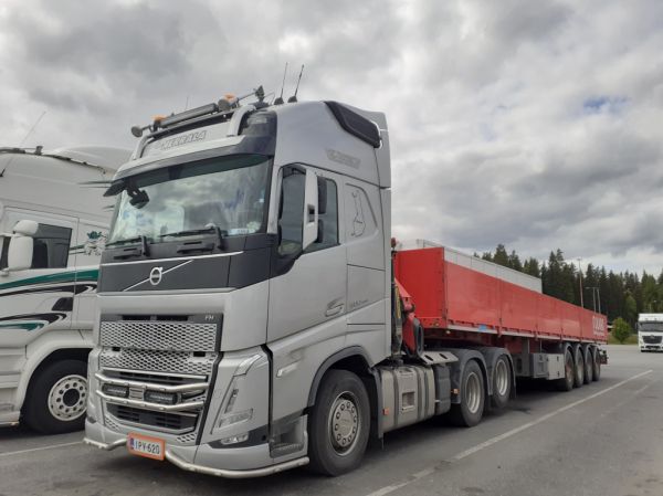 Veljekset Herralan Volvo FH500
Veljekset Herrala Oy:n nosturilla varustettu Volvo FH500 puoliperävaunuyhdistelmä.
Avainsanat: Herrala Volvo FH500 ABC Hirvaskangas Ruukki Juha