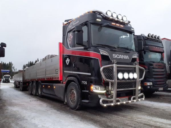 Kuljetusliike Velj. Peräahon Scania 770S
Kuljetusliike Velj. Peräahon Scania 770S täysperävaunuyhdistelmä.
Avainsanat: Peräaho Scania 770S ABC Hirvaskangas