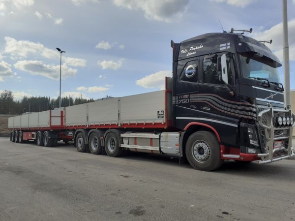 Velj. Peräahon Volvo FH16
Velj. Peräahon Volvo FH16 täysperävaunuyhdistelmä. 
Avainsanat: Peräaho Volvo FH16 Shell Hirvaskangas