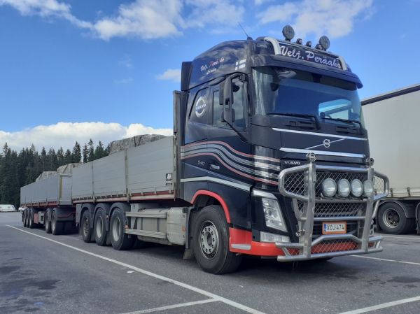 Velj. Peräahon Volvo FH540
Velj. Peräahon Volvo FH540 täysperävaunuyhdistelmä.
Avainsanat: Peräaho Volvo FH540 ABC Hirvaskangas